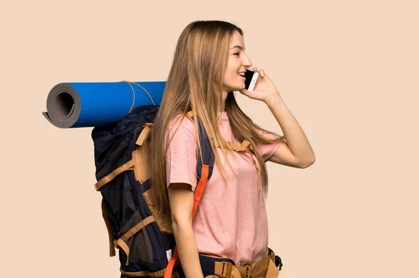 Joven Mochilera Manteniendo Una Conversación Con Teléfono Móvil Sobre Fondo —  Fotos de Stock