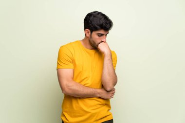 Pembe duvar şüpheleri üzerinde genç adam