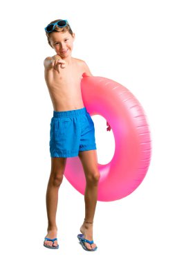 Yaz tatilinde Çocuk tam uzunlukta bir çekim izole beyaz arka plan üzerinde parmak