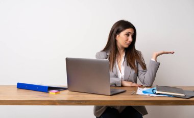 Şüphelerle copyspace tutan bir ofiste İş kadını