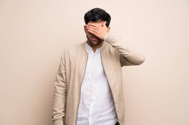 İzole edilmiş duvarın üzerindeki genç adam elleriyle gözlerini kapatıyor. Bir şey görmek istemiyorum.