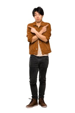 Izole beyaz arka plan üzerinde şüpheleri olan laterals gösteren kahverengi ceketli Asyalı bir adamın tam uzunlukta bir çekim