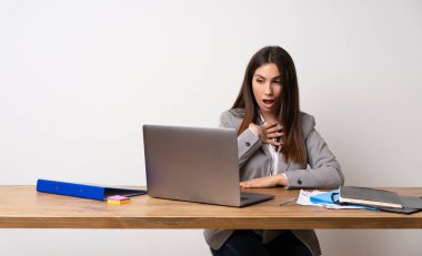 İş kadını şaşırttı ve doğru bakarken şok bir ofiste