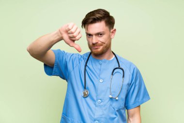 Cerrah doktor adam başparmak aşağı işareti gösteren