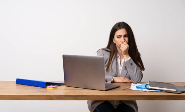 İş kadını şüpheleri bir ofiste