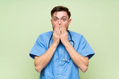 Cerrah doktor adam sürpriz yüz ifadesi ile