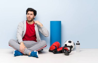 Spor adam yorgun ve hasta ifade ile katta oturan