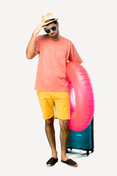 Un full-lenght di uomo con cappello e occhiali da sole sulla sua estate — Foto Stock