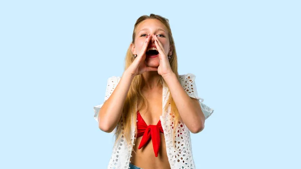 Blonde Girl Summer Vacation Shouting Mouth Wide Open Announcing Something — Stock Photo, Image