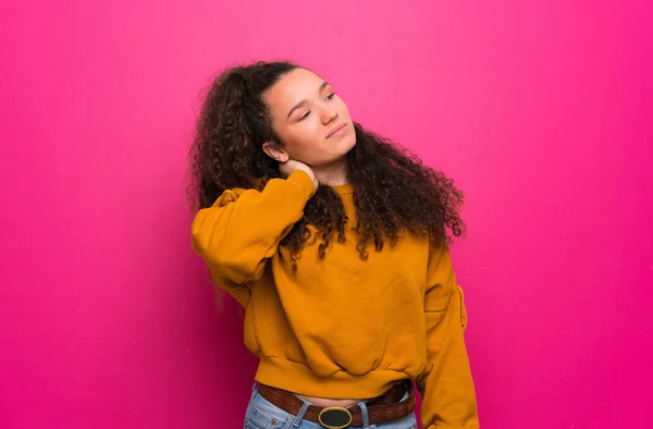 Menina Adolescente Sobre Parede Rosa Com Decote — Fotografia de Stock