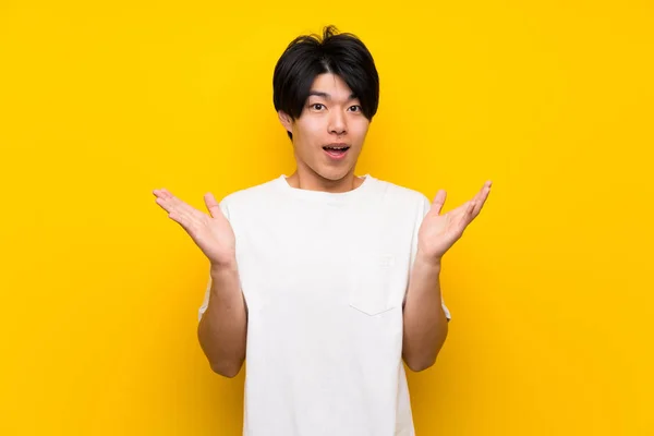 Asiatischer Mann Über Isolierte Gelbe Wand Mit Schockiertem Gesichtsausdruck — Stockfoto