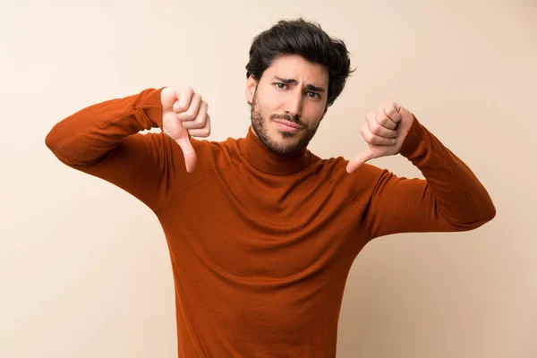 Knap Geïsoleerde Muur Weergegeven Duim Naar Beneden — Stockfoto