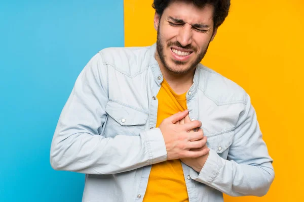 Gut Aussehend Über Isolierten Bunten Hintergrund Mit Einem Schmerz Herzen — Stockfoto