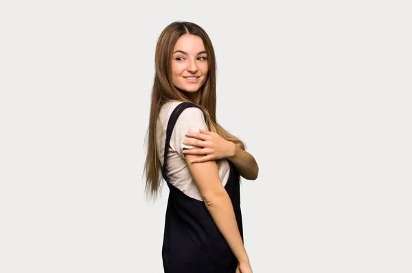 Junge Hübsche Frau Schaut Über Die Schulter Mit Einem Lächeln — Stockfoto