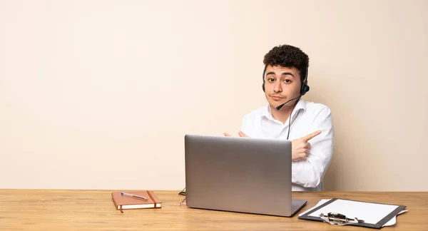 Obchodník Telemarketer Ukazující Laterály — Stock fotografie