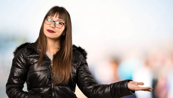 Femme Avec Des Lunettes Présentant Une Idée Tout Regardant Souriant — Photo