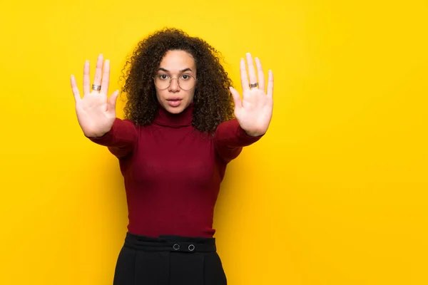 Mujer Dominicana Con Suéter Cuello Alto Haciendo Gesto Parada Para —  Fotos de Stock