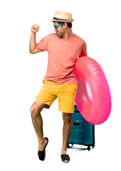 Uma foto completa de Homem com chapéu e óculos de sol em seu verão — Fotografia de Stock