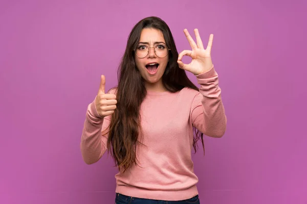 Adolescente Chica Sobre Pared Púrpura Mostrando Signo Pulgar Hacia Arriba — Foto de Stock