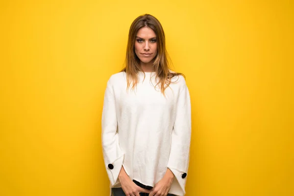 Sarı Wall Portre Sarışın Kadın — Stok fotoğraf