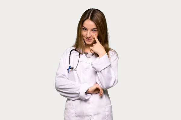 Joven Doctora Mirando Frente Sobre Fondo Gris Aislado — Foto de Stock