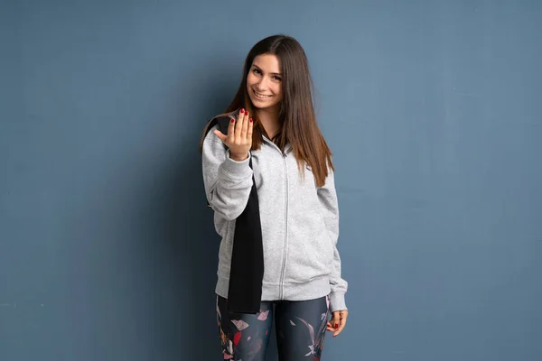 Junge Sportlerin Lädt Ein Mit Hand Anzulegen Glücklich Dass Gekommen — Stockfoto