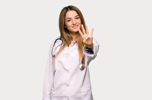 Giovane Donna Medico Felice Contando Quattro Con Dita Sfondo Grigio — Foto Stock