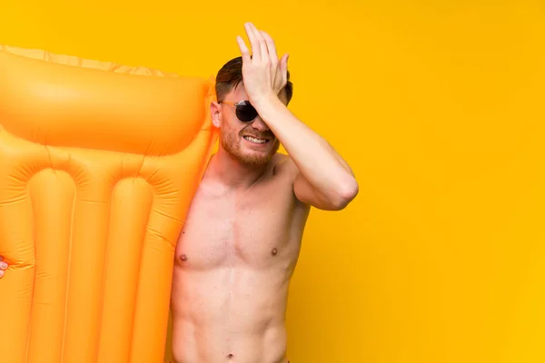 Pelirroja Vacaciones Verano Teniendo Dudas Con Expresión Cara Confusa — Foto de Stock