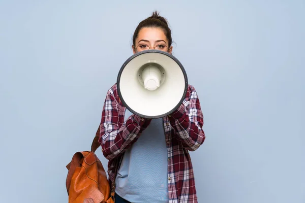 Tiener Student Meisje Geïsoleerde Blauwe Muur Schreeuwen Door Een Megafoon — Stockfoto