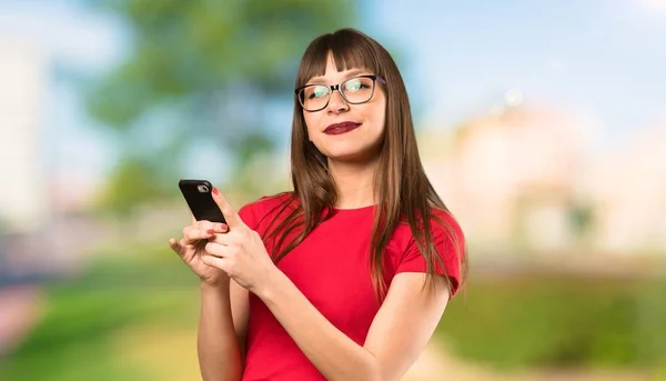 Gözlük Ile Kadın Açık Havada Mobil Bir Mesaj Gönderme — Stok fotoğraf