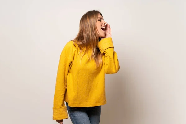 Mujer Con Suéter Amarillo Sobre Pared Aislada Gritando Con Boca — Foto de Stock