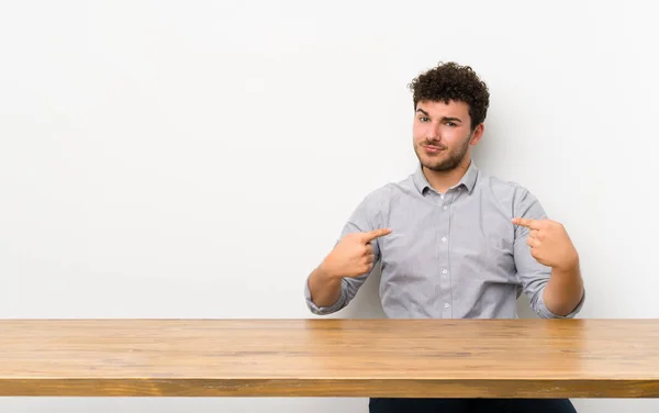 Jeune Homme Avec Une Table Fier Satisfait Soi — Photo