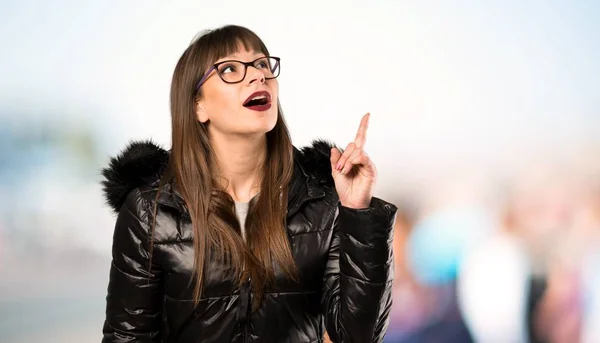 Frau Mit Brille Denkt Sich Eine Idee Aus Und Zeigt — Stockfoto