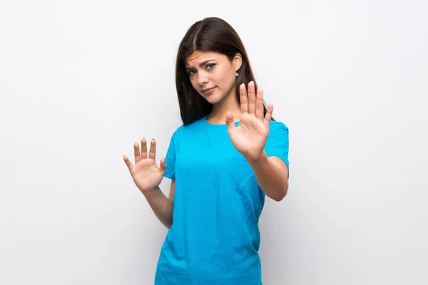 Девочка Подросток Синей Рубашке Нервно Протягивает Руки Передней — стоковое фото