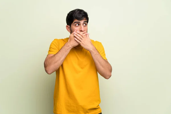 Ung Man Över Rosa Vägg Täcker Munnen Med Händer — Stockfoto