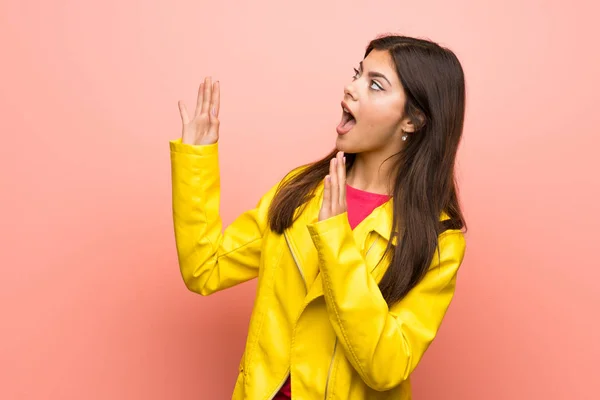 Ragazza Adolescente Oltre Muro Rosa Nervoso Spaventato — Foto Stock