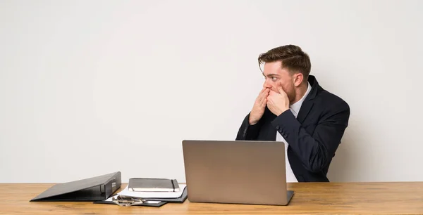 Affärsman Ett Kontor Som Täcker Munnen Och Ser Till Sidan — Stockfoto