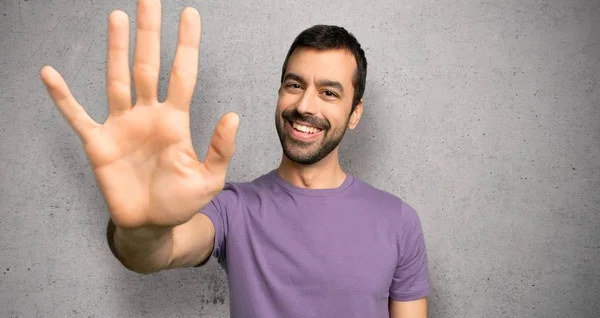 Hombre Guapo Saludando Con Mano Con Expresión Feliz Sobre Pared — Foto de Stock