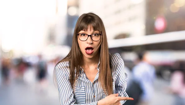 Donna Con Gli Occhiali Sorpreso Puntare Dito Verso Lato All — Foto Stock