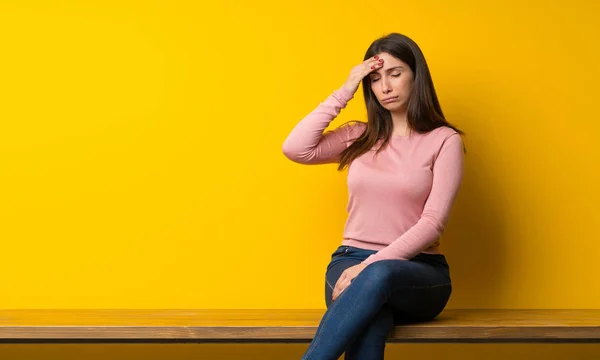 Jovem Mulher Sentada Mesa Com Expressão Cansada Doente — Fotografia de Stock