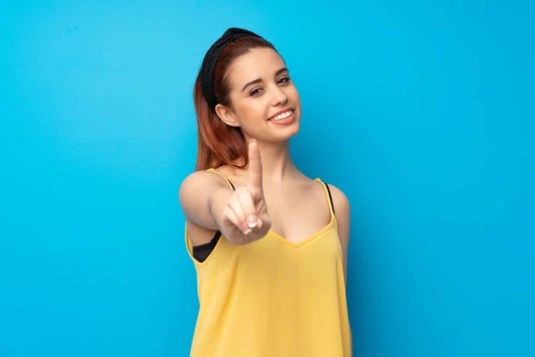 Young Redhead Woman Blue Background Showing Lifting Finger — Stock Photo, Image