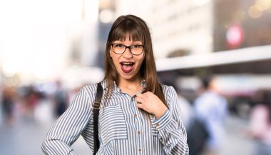 Açık havada bakarak gözlük ile kadın sürpriz ve şok