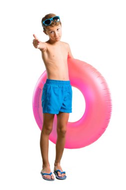 Izole beyaz arka plan üzerinde iyi bir anlaşma sonra yaz tatili handshake Çocuk tam uzunlukta bir çekim