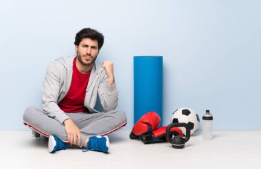 Kızgın jest ile katta oturan spor adam