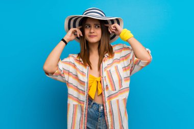 Yaz tatilinde bikinili genç bir kadının şüpheleri ve düşünceleri vardı.