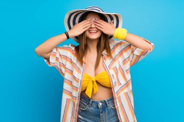 Yaz tatillerinde bikinili genç kadın gözlerini elleriyle kapadı