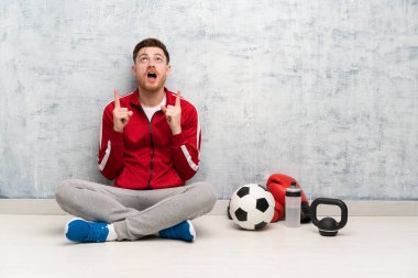 Redhead spor adam şaşırttı ve işaret