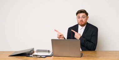 Bir ofiste işadamı korkmuş ve yan işaret