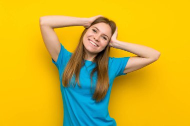 Mavi gömlekli genç kadın gülüyor