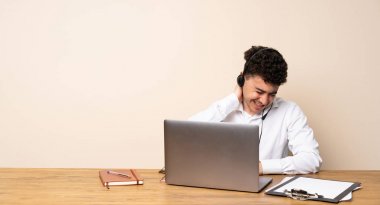 Boyun ağrısı ile Telemarketer adam